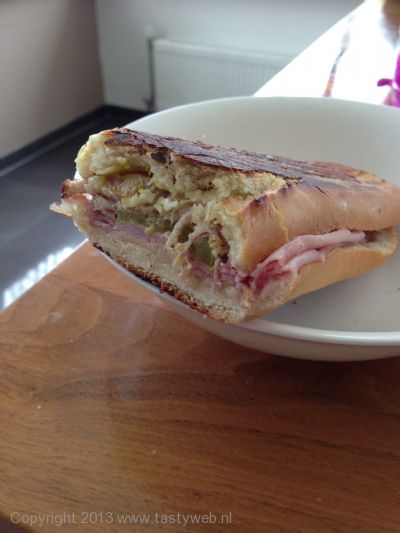 Foto: Tonijnsteaks met provencaalse groenten sandwich