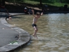 Onze held springt in enkeldiep water