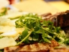 Lekker gegrillde runderbiefstuk met rucola en parmezaan