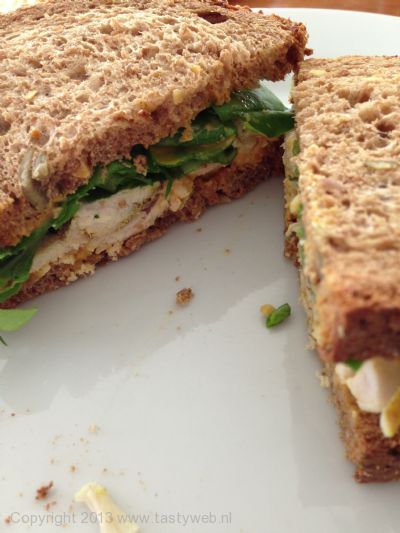 Foto: Sandwich met worstjes en gegrilde groenten